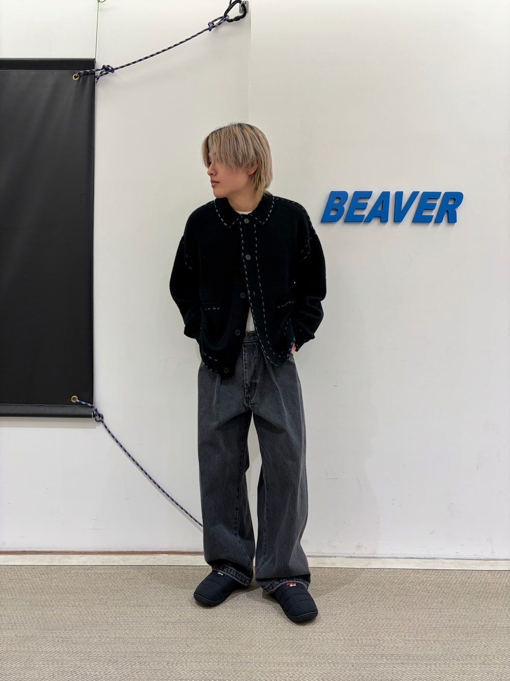 ブラック系のカーディガン/ボレロ、グレー系のデニムパンツ、ブラック系のサンダルを着用したメンズの秋コーディネートの1枚目の写真