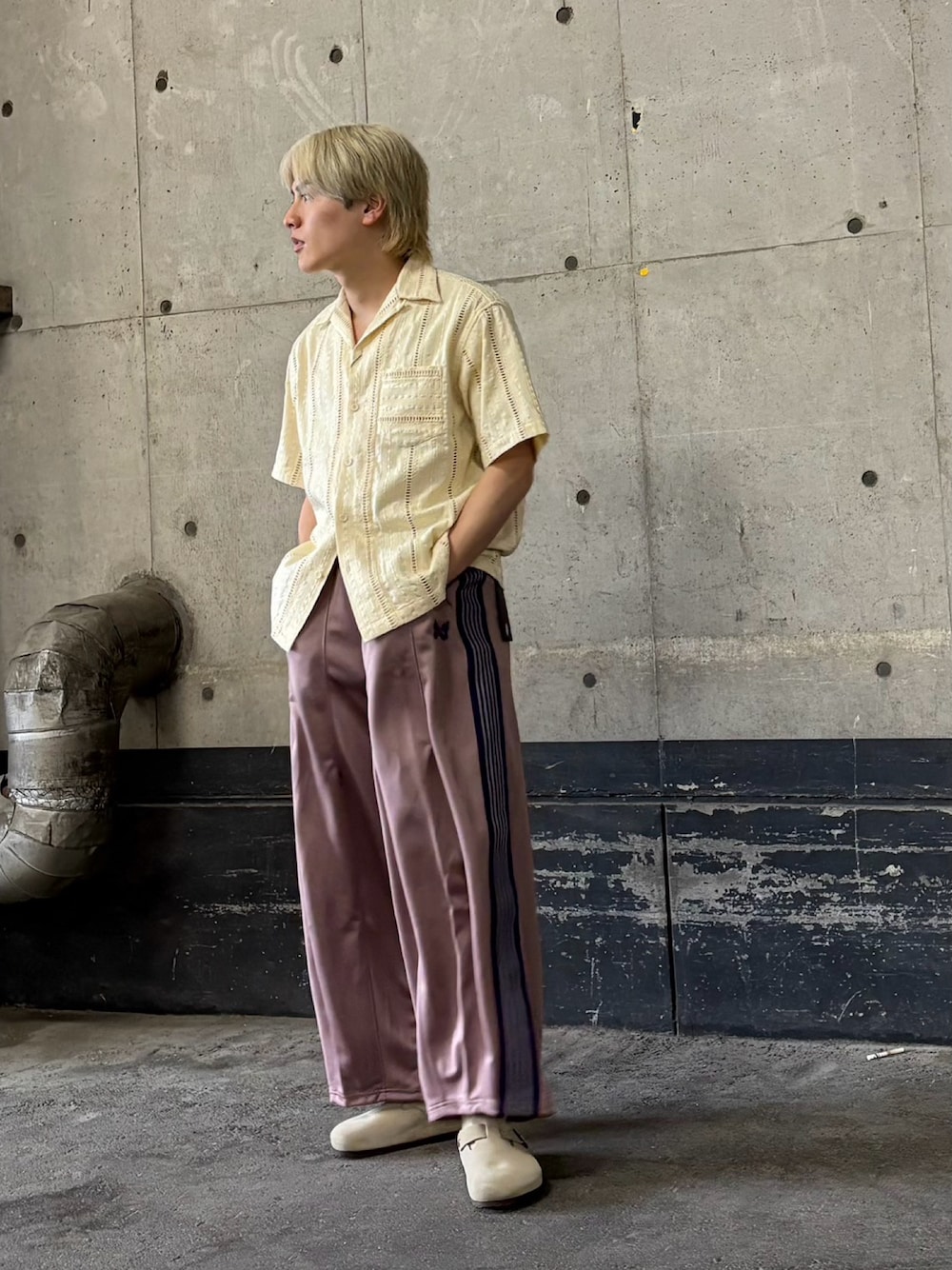 「夏コーデ、夏、夏服、シャツ、シャツスタイル、ビルケンシュトック、birkenstock、サンダル、ショット(SCHOTT)、ショット、BEAVER」｜「schottのSchott/ショット/CR SHIRT "EMBROIDERY"/コットン レーヨン 刺繍シャツ（シャツ/ブラウス、ベージュ系）」を使った、拓海さん（メンズ・168cm）の春コーディネートの1枚目の写真
