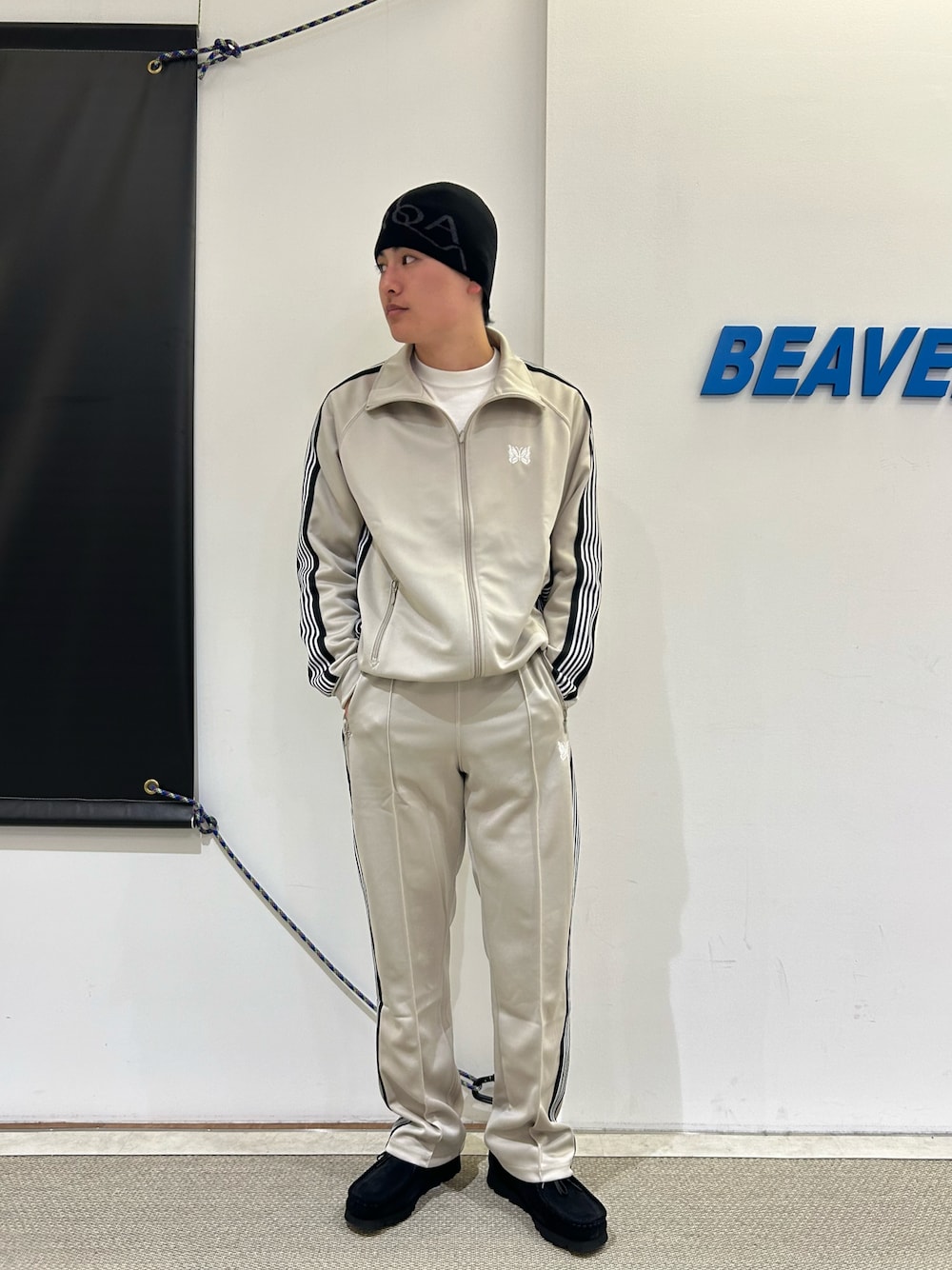 ブラック系のモカシン/デッキシューズを着用したメンズの冬コーディネートの1枚目の写真