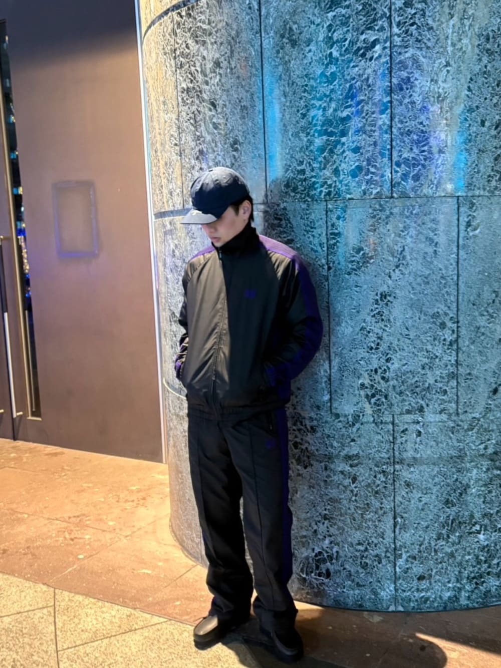 「clarks、クラークス、クラークス(Clarks)、クラークス ワラビー、ワラビーブーツ、ゴアテックスシューズ、ゴアテックス靴」｜「ClarksのCLARKS/クラークス　Wallabee Boot GTX / メンズワラビーブーツ ゴアテックス （ブラックレザー）26146260（モカシン/デッキシューズ、ブラック系）」を使った、拓海さん（メンズ・168cm）の冬コーディネートの1枚目の写真