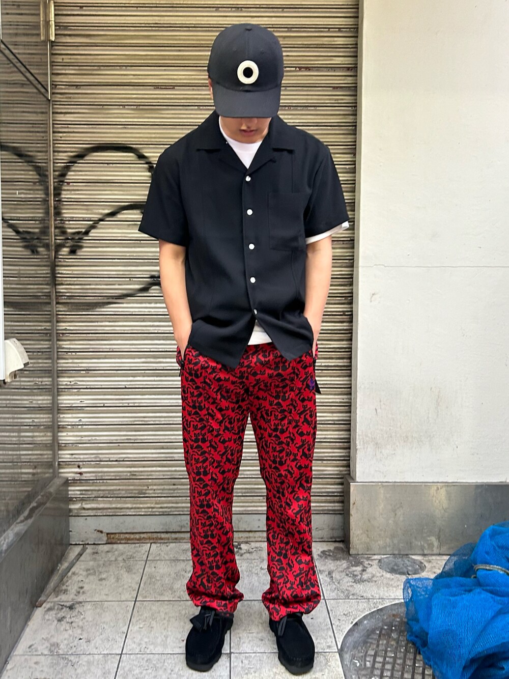 「夏コーデ、カジュアルコーデ、ラフコーデ、メンズファッション、シャツ好き集まれ、カジュアル、革靴、Tシャツ、夏、ニードルス、ニードルズ、トラックパンツ、ニードルストラックパンツ、NEEDLES、クラークス」｜「BEAVERのBAEXFATE/べクスフェイト　アイスクールサテン開襟半袖シャツ（シャツ/ブラウス、ブラック系）」を使った、拓海さん（メンズ・168cm）の夏コーディネートの1枚目の写真