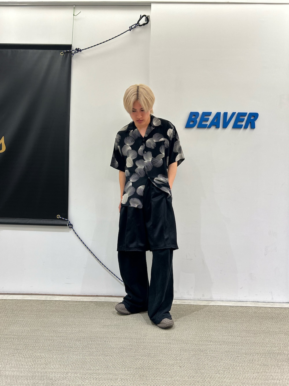 「春コーデ、春、春夏コーデ、夏コーデ、夏、シャツスタイル、シャツ、BEAVER、サンダル、SCHOTT、柄シャツ、CMF」｜「schottのSchott/ショット/×PJ/×パイナップルジュース/RAYON SHIRT SHELL/レーヨンシャツ シェル（シャツ/ブラウス、ブラック系）」を使った、拓海さん（メンズ・168cm）の夏コーディネートの1枚目の写真