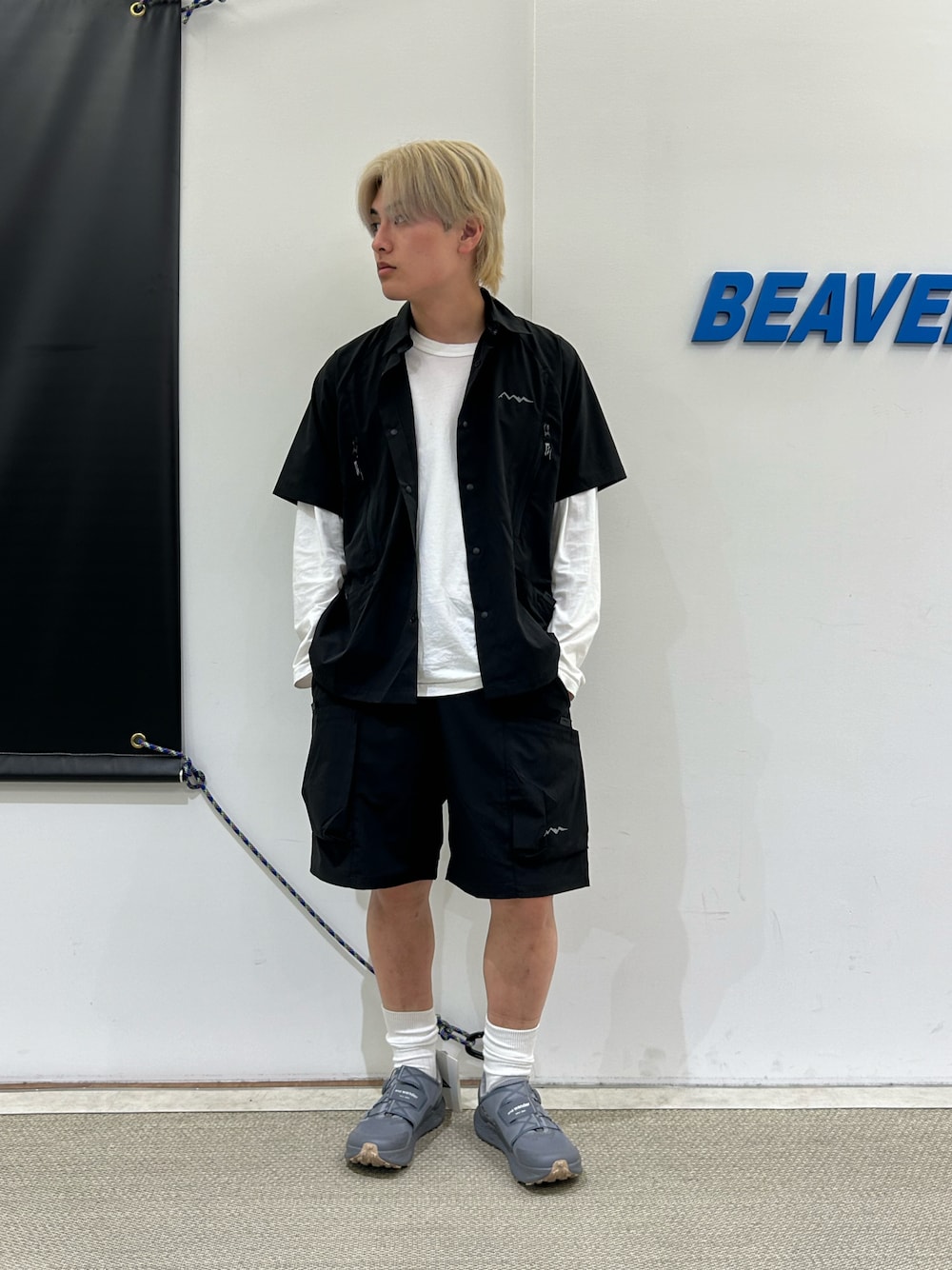 「春コーデ、春、春夏コーデ、春服、レイヤードスタイル、マナスタッシュ、MANASTASH、ショーツ、スニーカー、アルトラ、ALTRA、セットアップ」｜「and wanderのAltra×and wander/アルトラ×アンドワンダー TIMP 5 BOA（スニーカー、グレー系）」を使った、拓海さん（メンズ・168cm）の春コーディネートの1枚目の写真