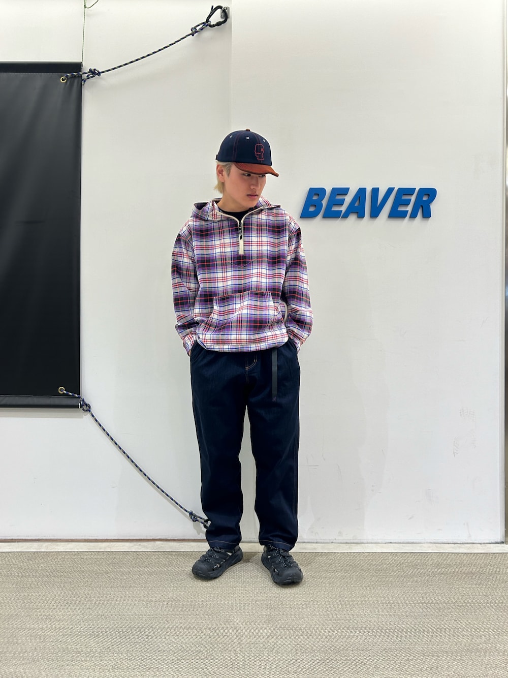 「春コーデ、春、マナスタッシュ、グラミチ、グラミチ別注、HOKA、サンダル」｜「GramicciのGRAMICCI×BEAVER/グラミチ×ビーバー　別注TUCK TAPERD DENIM PANT タックテーパードデニムパンツ（デニムパンツ、ブルー系）」を使った、拓海さん（メンズ・168cm）の春コーディネートの1枚目の写真