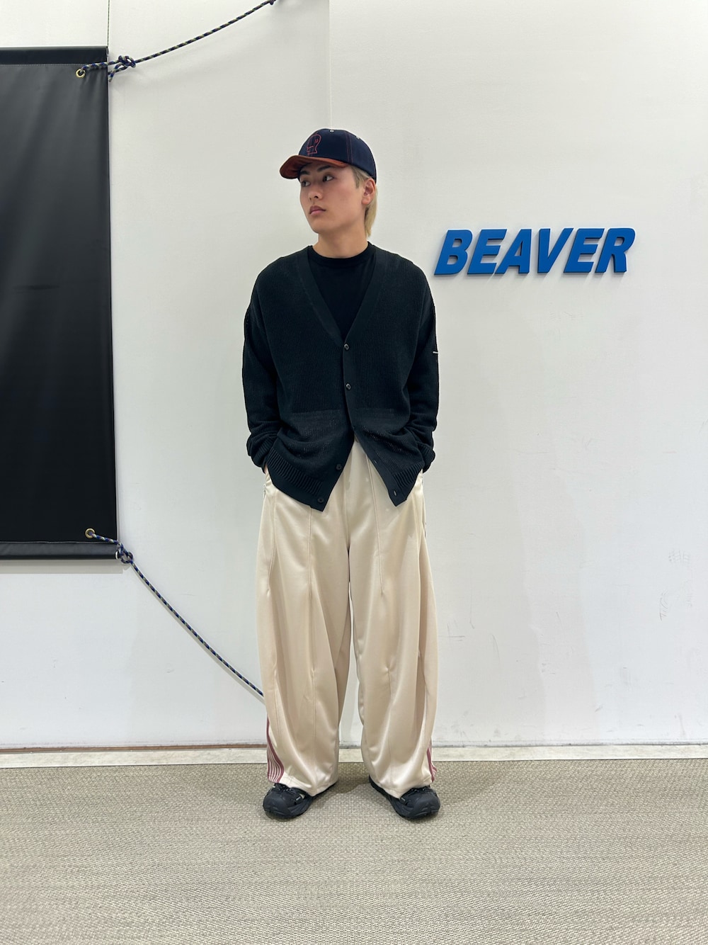「春コーデ、春、春夏コーデ、春アウター、カーディガン、HOKAONEONE、HOKA、サンダル」｜「MANASTASHのMANASTASH/マナスタッシュ/HEMP MESH CARDIGAN（カーディガン/ボレロ、ブラック系）」を使った、拓海さん（メンズ・168cm）の春コーディネートの1枚目の写真