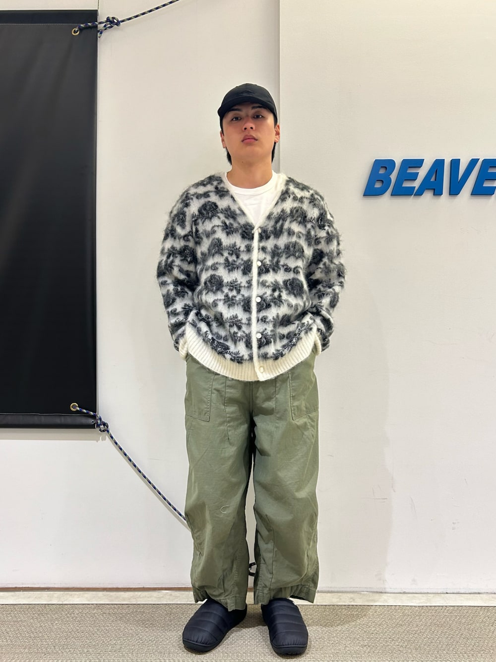 「秋っぽコーデ更新中、秋のコーデ、メンズファッション、サンダル、秋、今日のコーデ、NEEDLES、カーディガン、ニードルス、SUBU」｜「SUBUのSUBU / スブ  PERMANENT COLLECTION  メンズレディース（サンダル、ブラック系）」を使った、拓海さん（メンズ・168cm）の冬コーディネートの1枚目の写真