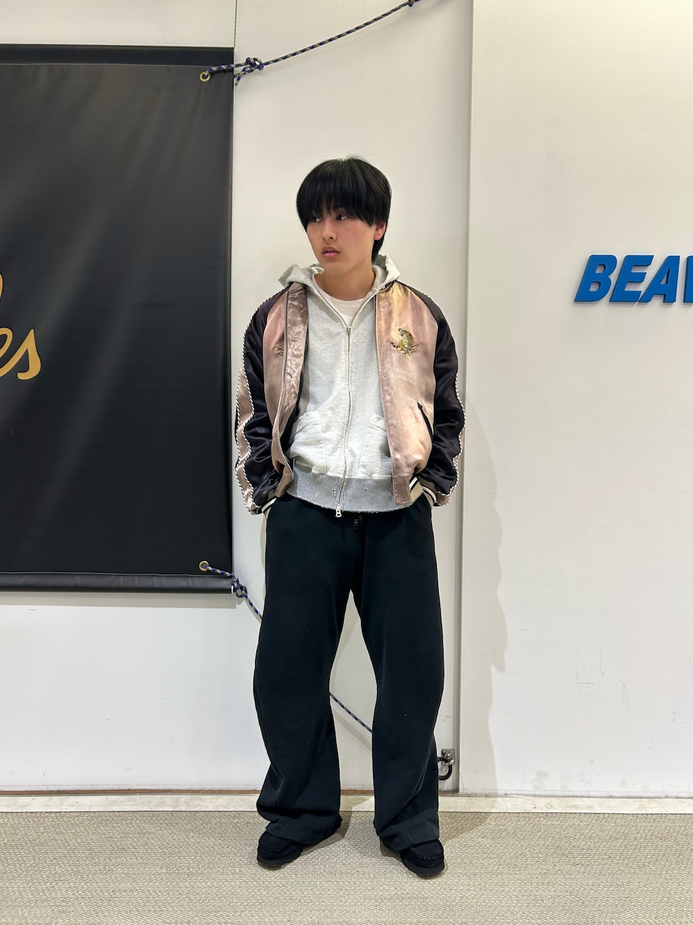 「スカジャン、ショット、ショット(SCHOTT)、SCHOTT、クラークス、クラークス(Clarks)、ワラビー、クラークス ワラビー、春コーデ、春」｜「ClarksのCLARKS/クラークス  WALLABEE GTX  ゴアテックス（モカシン/デッキシューズ、ブラック系）」を使った、拓海さん（メンズ・168cm）の冬コーディネートの1枚目の写真