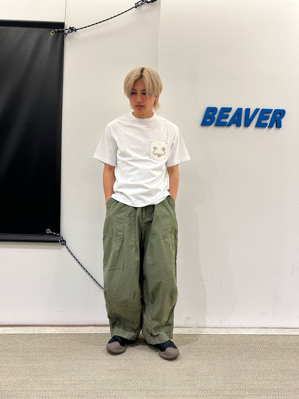 「夏コーデ、夏、夏だ！Tシャツ着よう！、夏服、夏ファッション、ショット、SCHOTT、Tシャツ、サンダル、CMF Outdoor Garment」｜「schottのSchott/ショット/T-SHIRT FLOWER STUDDEDLEATHER PKT/フラワースタッズ レザーポケット Tシャツ（Tシャツ/カットソー、ホワイト系）」を使った、拓海さん（メンズ・168cm）の夏コーディネートの1枚目の写真
