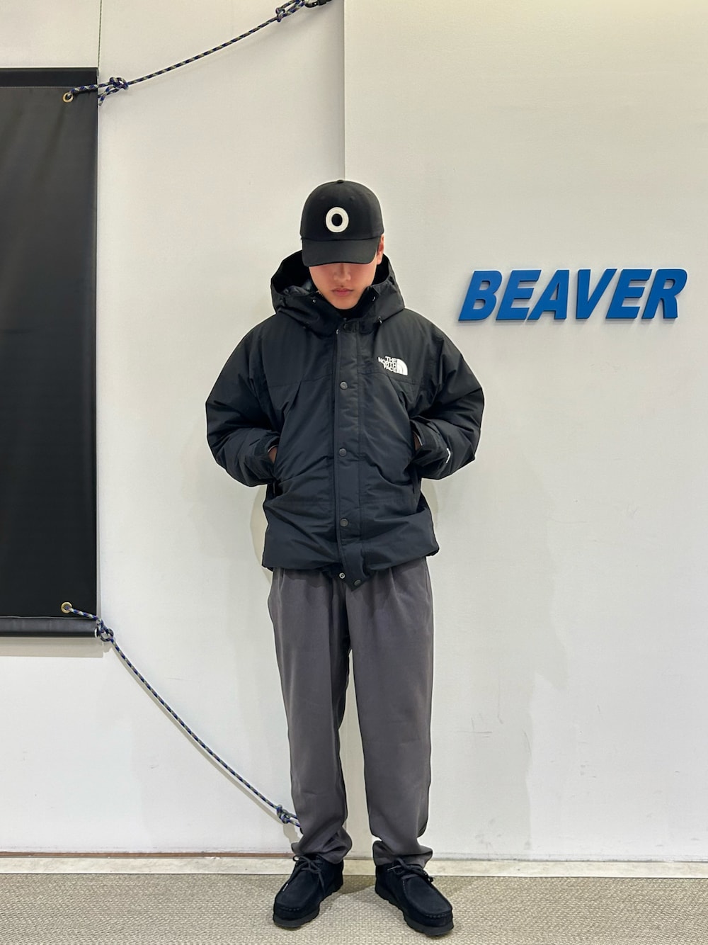 「冬コーデ、冬、冬アウター、冬のコーデ、冬服、ノースフェイス、THE NORTH FACE、ダウンジャケット、グラミチ別注、グラミチ、スラックス、クラークス、clarks、ワラビー」｜「ClarksのCLARKS/クラークス  WALLABEE GTX  ゴアテックス（モカシン/デッキシューズ、ブラック系）」を使った、拓海さん（メンズ・168cm）の冬コーディネートの1枚目の写真