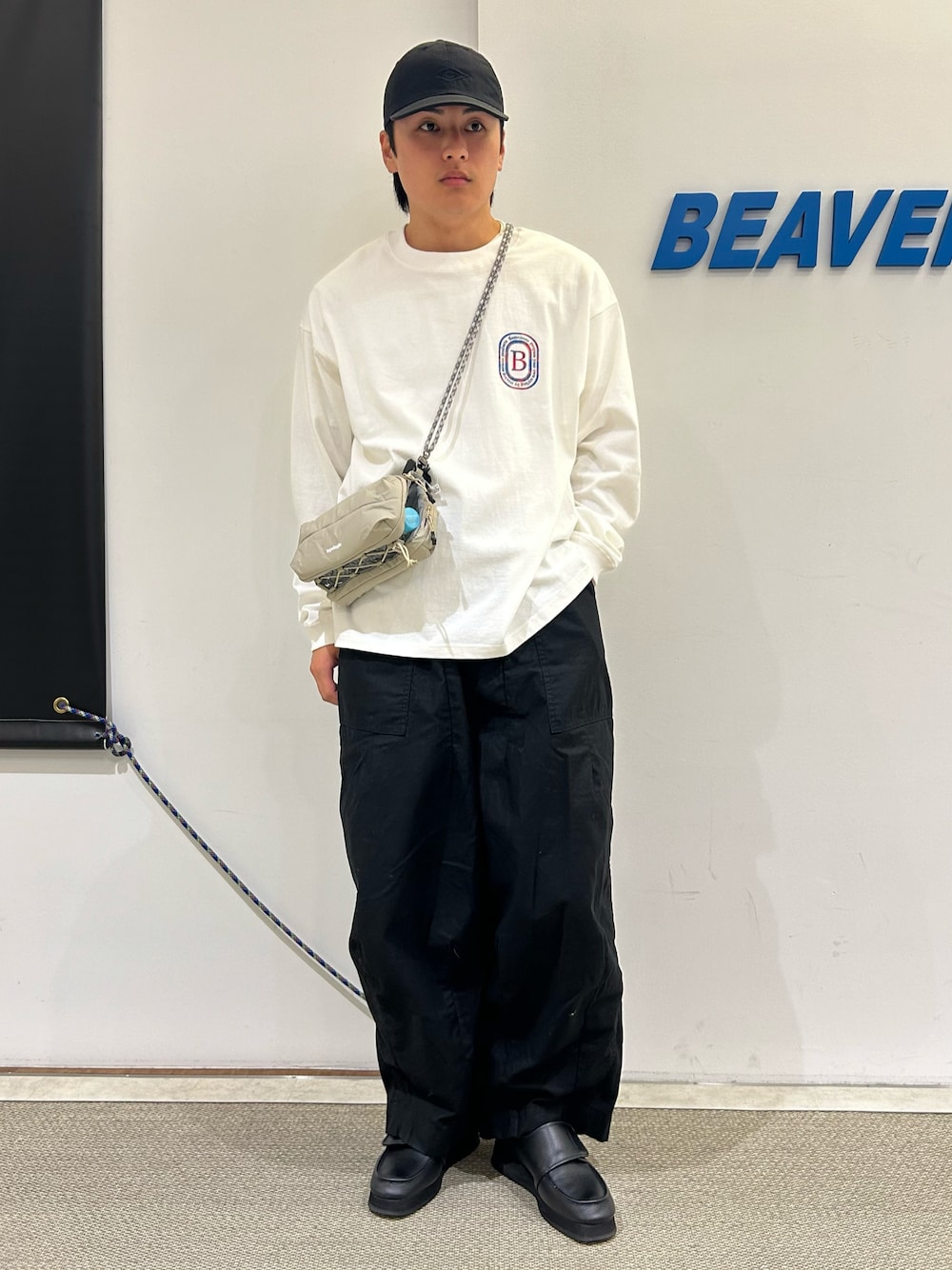 「秋服、メンズコーデ、秋冬コーデ、秋服準備はじめました、休日スタイル、ゆるコーデ、リラックススタイル、お出かけコーデ、初秋コーデ、今日のコーデ、ロンT、ショルダーバッグ、トポロジー、Topologie、秋のコーデ」｜「BEAVERのB omnivore/ビーオムニボー　L/S FLOCKY LOGO（Tシャツ/カットソー、ホワイト系）」を使った、拓海さん（メンズ・168cm）の秋コーディネートの1枚目の写真