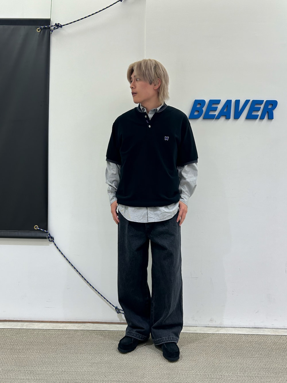 グレー系のシャツ/ブラウス、ブラック系のモカシン/デッキシューズを着用したメンズの秋コーディネートの1枚目の写真