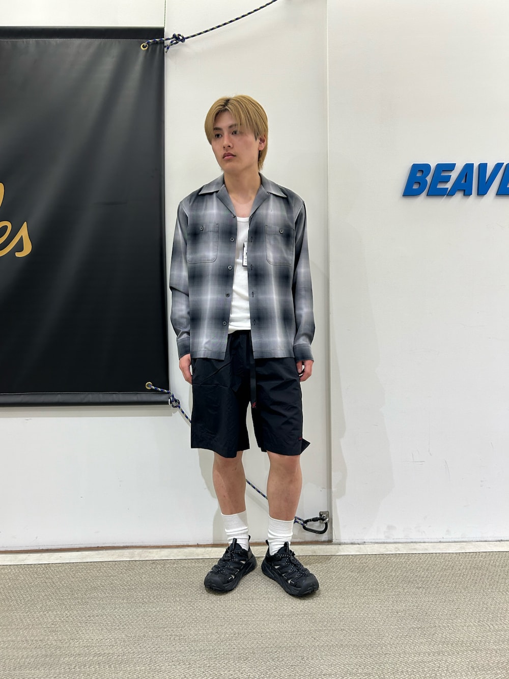 「春コーデ、春、シャツスタイル、シャツ、シャツコーデ、ショット(SCHOTT)、サンダル、HOKA、ショーツ、グラミチ」｜「HOKAのHOKA ONE ONE / ホカ オネオネ　HOPARA ホパラ サンダル　ユニセックス　1123112（サンダル、ブラック系）」を使った、拓海さん（メンズ・168cm）の春コーディネートの1枚目の写真