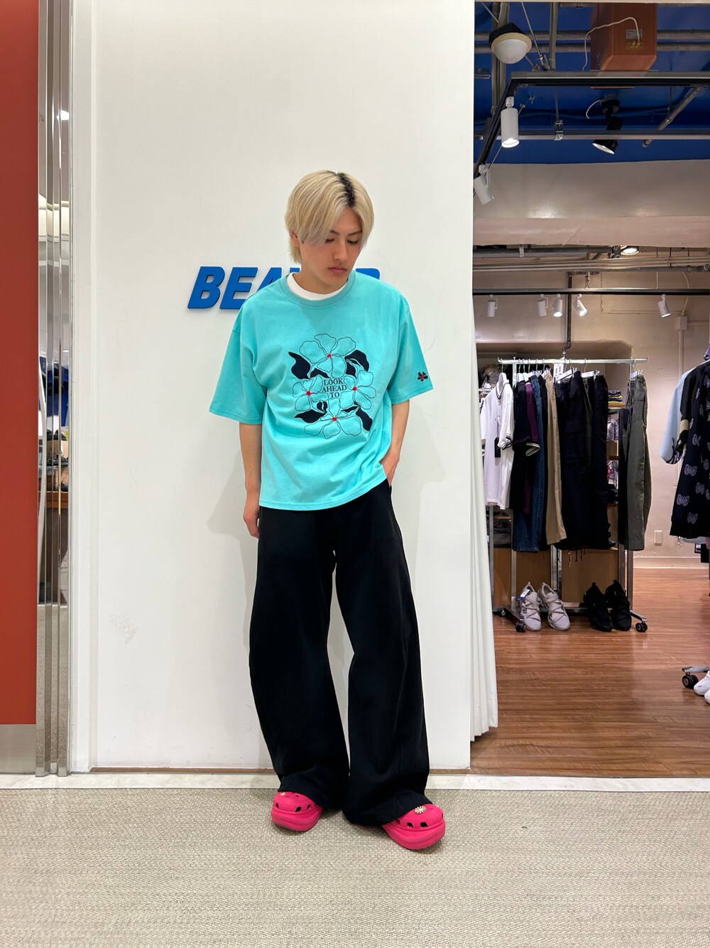 「夏コーデ、夏、夏服、夏だ！Tシャツ着よう！、Tシャツ、BEAVER」｜「BEAVERのB omnivore/ビーオムニボー　16/10 E天竺 フラワー刺繍 S/S TEE（Tシャツ/カットソー、その他）」を使った、拓海さん（メンズ・168cm）の春コーディネートの1枚目の写真