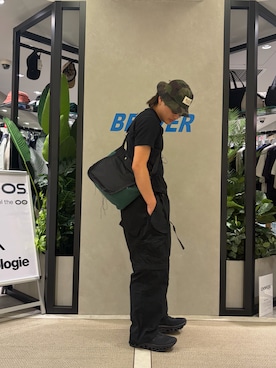 「CMF OUTDOOR GARMENT（シーエムエフアウトドアガーメント）のCMF OUTDOOR GARMENT/シーエムエフ アウトドアガーメント　別注 CARGO PANTS（カーゴパンツ、ブラック系）」を使った、拓海さん（メンズ・168cm）の秋コーディネート