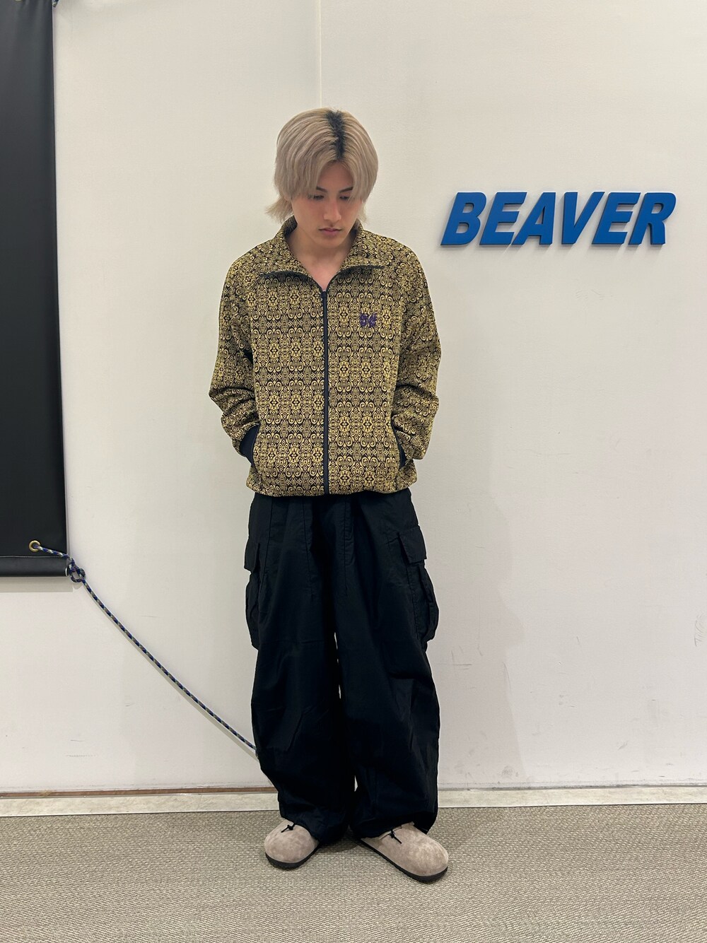 ベージュ系のサンダルを着用したメンズの秋コーディネートの1枚目の写真