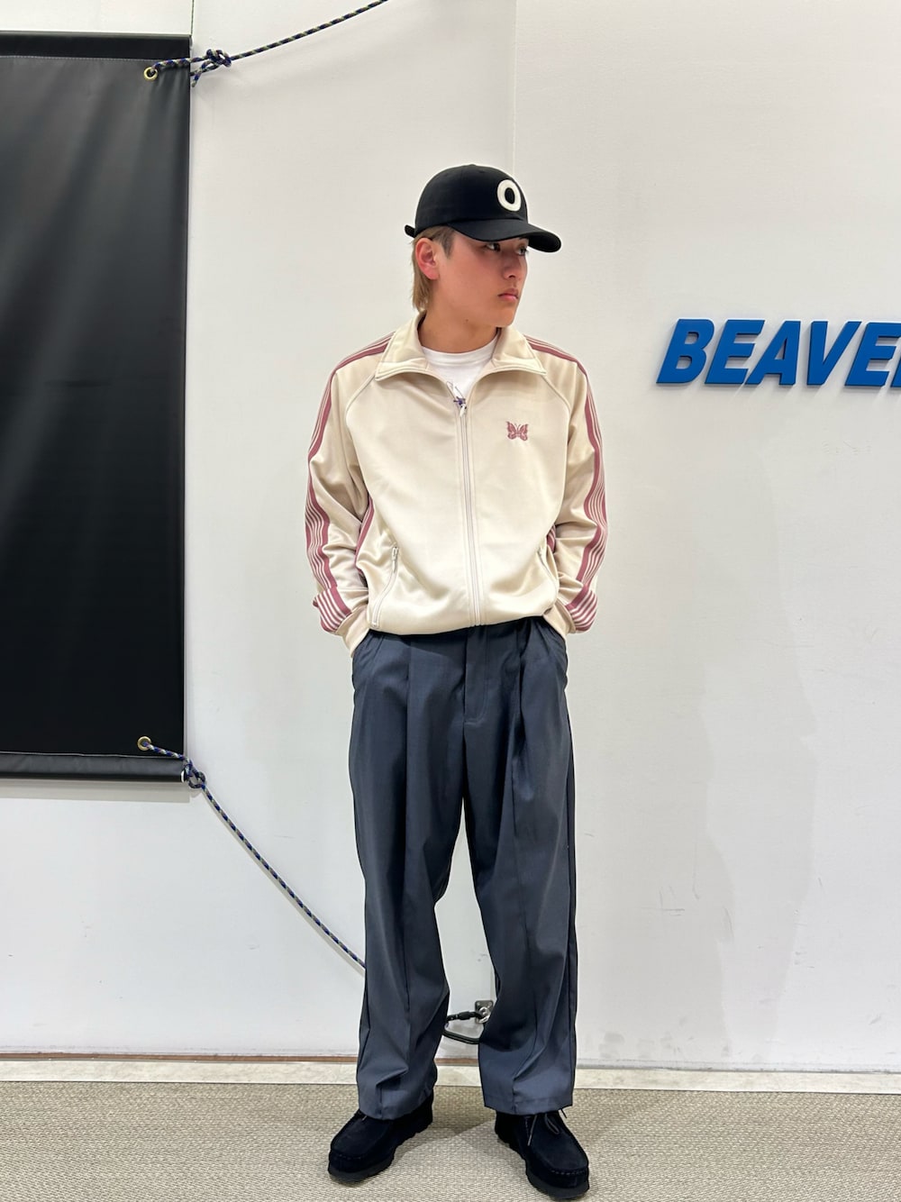 「春コーデ、春、春夏コーデ、春服、スラックス、グレースラックス、タックパンツ、クラークス、クラークス(Clarks)、クラークス ワラビー、clarks、ゴアテックス、GORE-TEX」｜「BEAVERのB omnivore/ビーオムニボー  TR 2TACK PANTS（その他パンツ、グレー系）」を使った、拓海さん（メンズ・168cm）の春コーディネートの1枚目の写真
