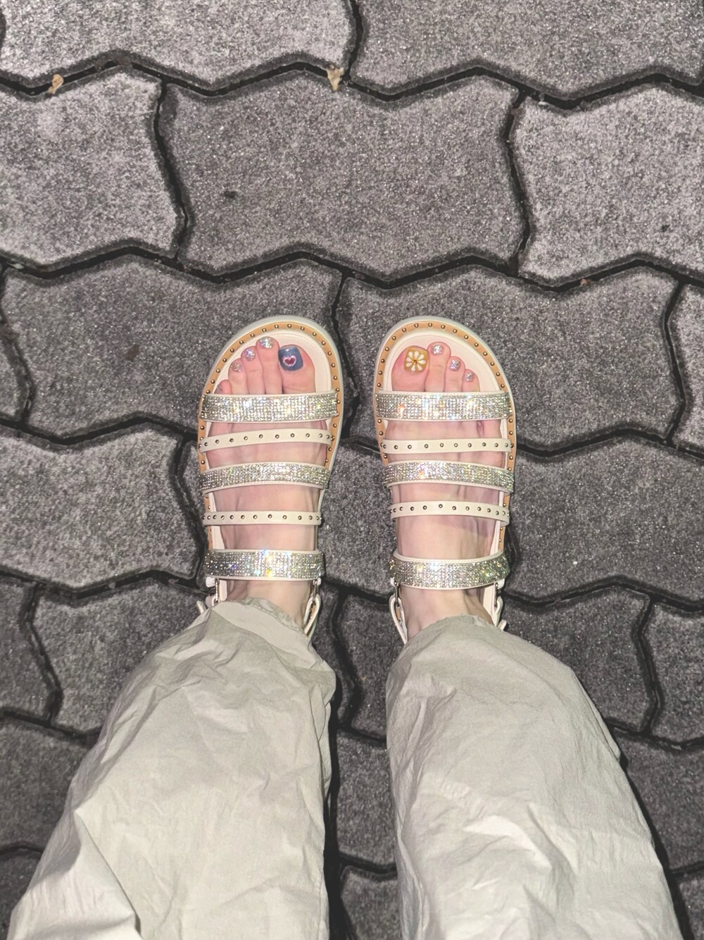 「サンダル、夏コーデ、TSUMORI CHISATO、ネイル、ビジュー」｜「tsumori chisato WALKのマルチストラップフットベッドサンダル（サンダル、ベージュ系）」を使った、Kiiさん（レディース・163cm）の夏コーディネートの1枚目の写真