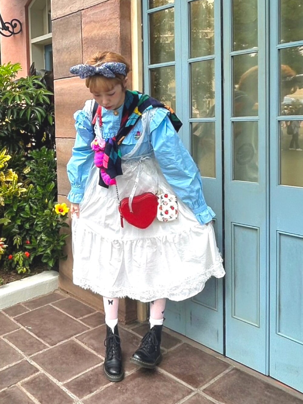 「ディズニー、ふしぎの国のアリス、ディズニーコーデ、レイヤード、柄タイツ」｜「Dr. Martensの【Dr.Martens/ドクターマーチン】JADON POLISHED SMOOTH（ブーツ、ブラック系）」を使った、Kiiさん（レディース・163cm）の夏コーディネートの1枚目の写真