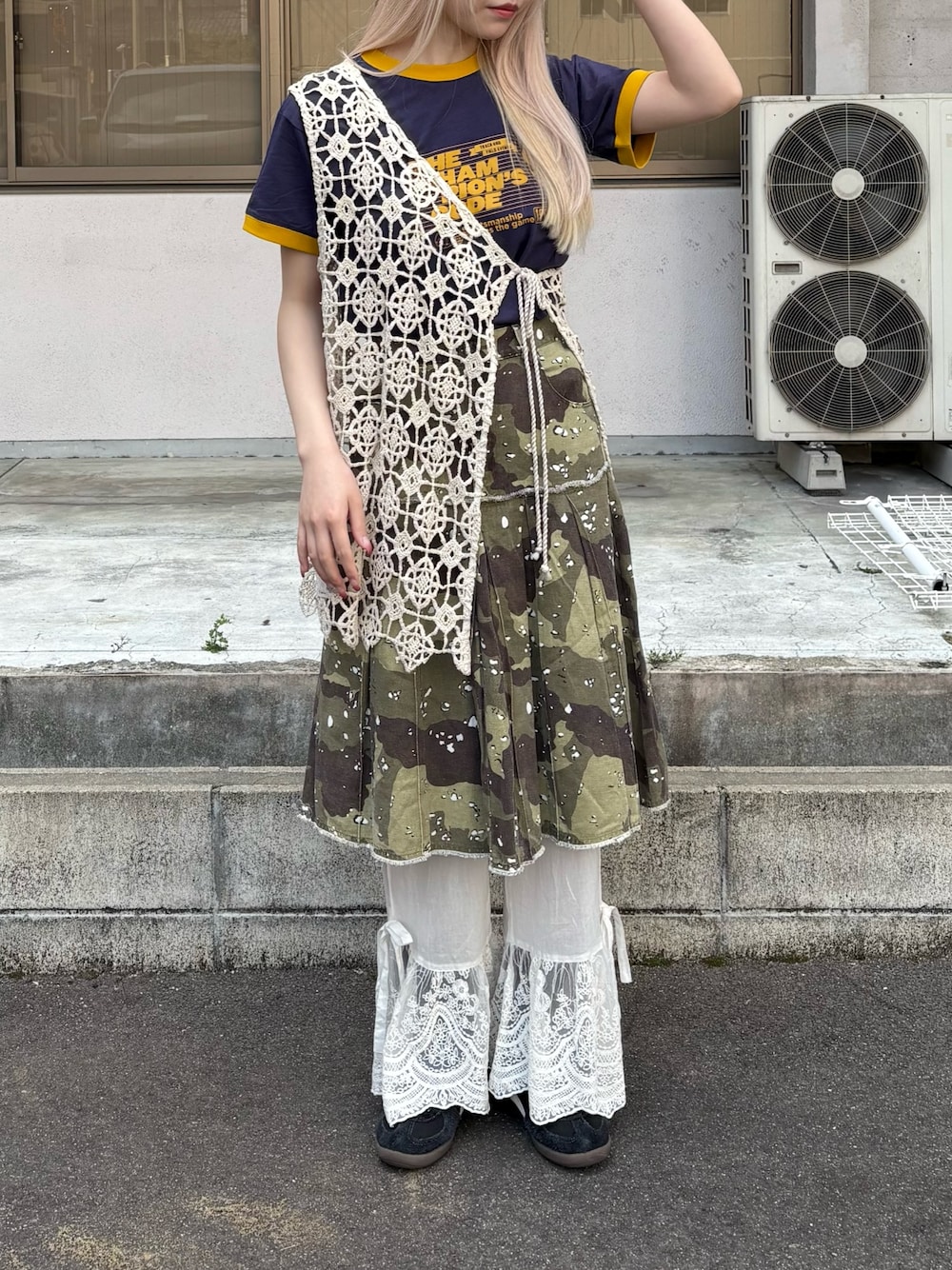 ベスト（ベージュ系）を使った「クロシェ編み」の人気ファッション