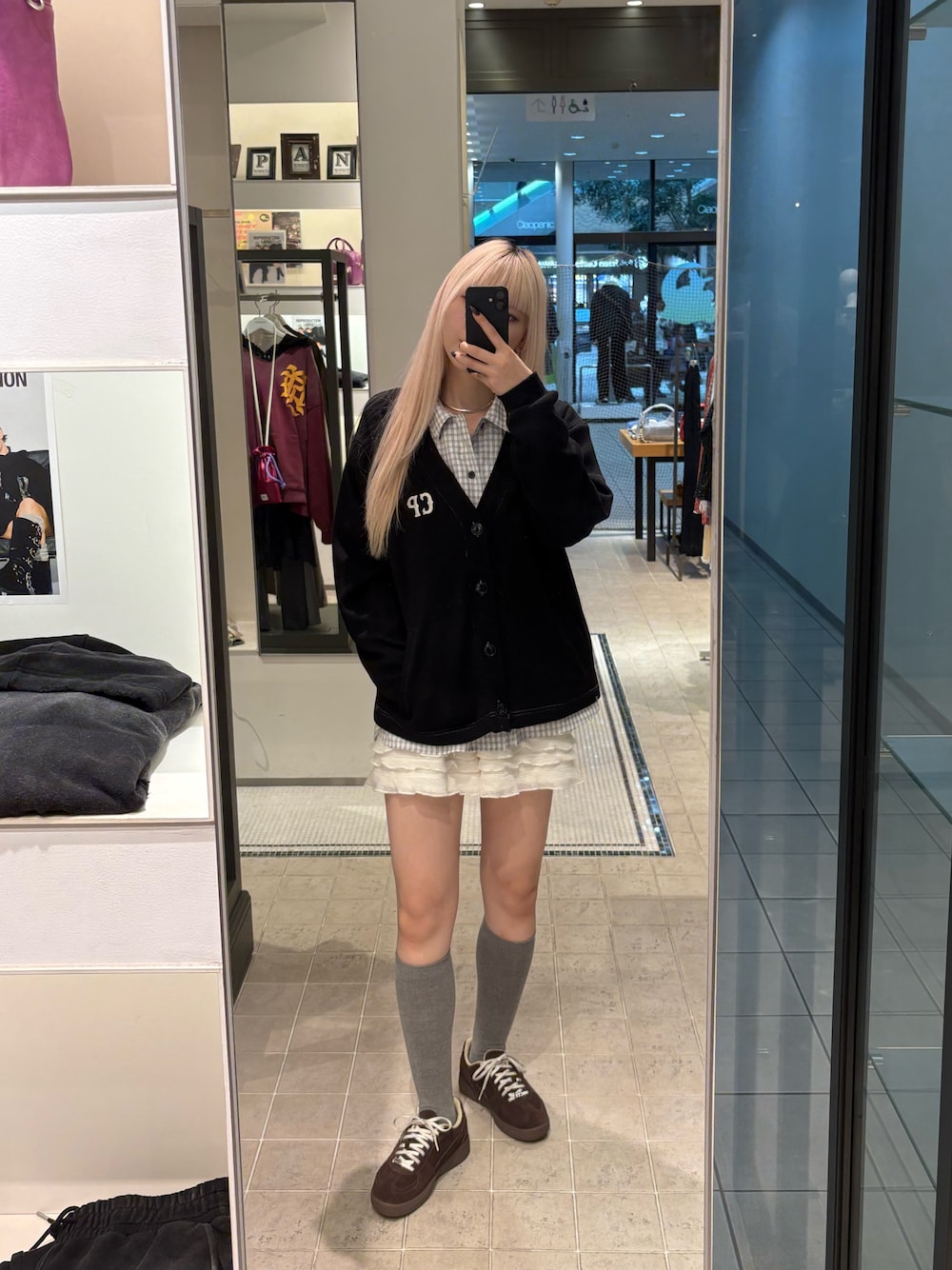 ブラック系のカーディガン/ボレロ、ホワイト系のシャツ/ブラウス、ホワイト系のその他パンツを着用したレディースの秋コーディネートの1枚目の写真