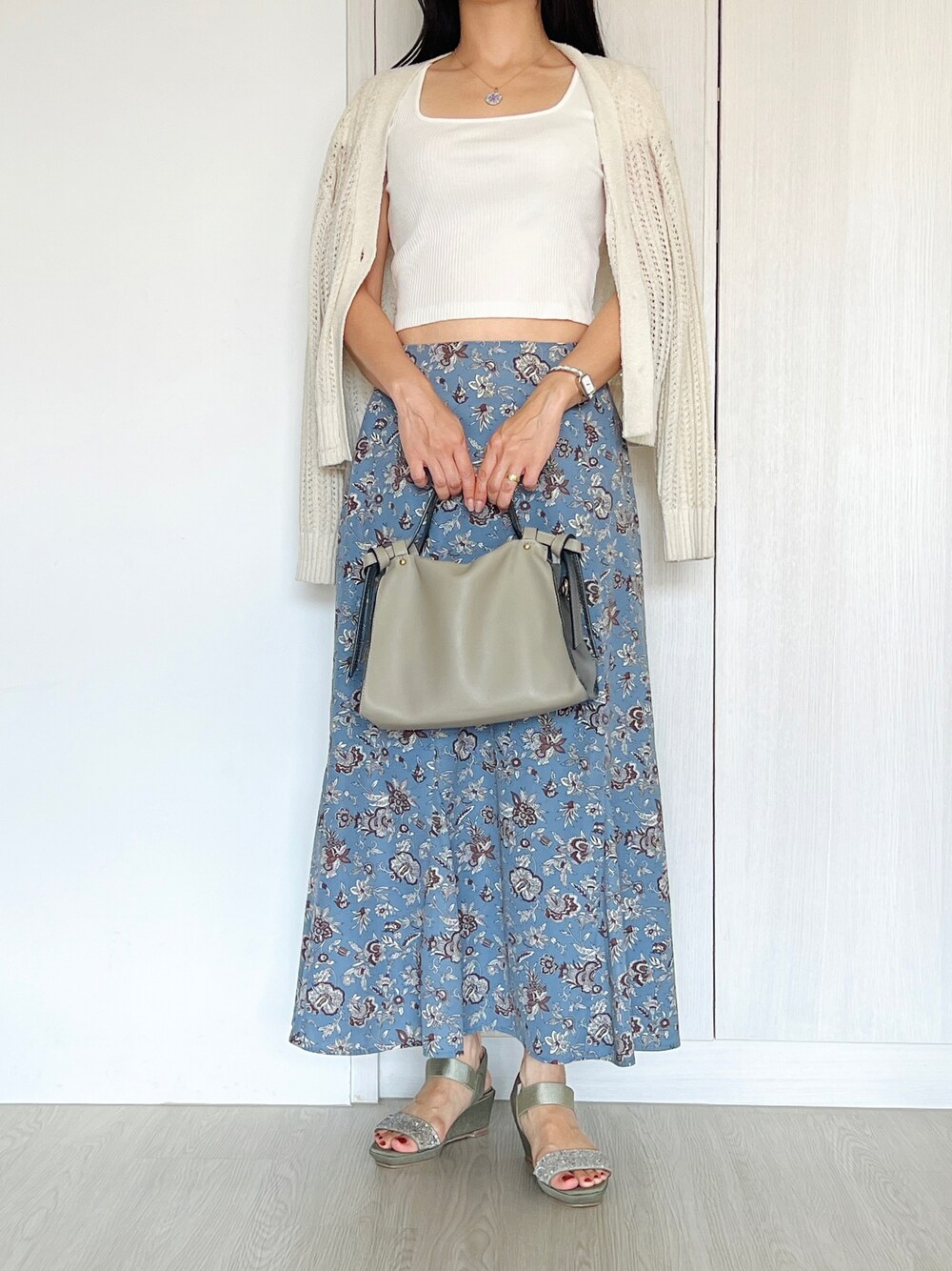 「夏コーデ、淡色コーデ、シンプルスタイル、オトナ女子、ブルー、シンプル、低身長、低身長コーデ、シンプルコーデ、ロングスカート、台灣、台北、穿搭、きれいめカジュアル、キレイめ」｜「UNIQLOのアイテム（Tシャツ/カットソー、ホワイト系）」を使った、Amyさん（骨格ストレート・レディース・155cm）の夏コーディネートの1枚目の写真