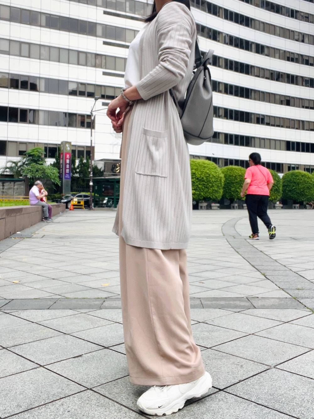 「キレイめカジュアル、シンプルコーデ、ワイドパンツ、パンツスタイル、シンプルスタイル、ペールトーン、ロングカーディガン、ベージュコーデ、きれいめスニーカーコーデ、台灣、簡單、放鬆」｜「UNIQLOのアイテム（カーディガン/ボレロ、ベージュ系）」を使った、Amyさん（骨格ストレート・レディース・155cm）の春コーディネートの1枚目の写真