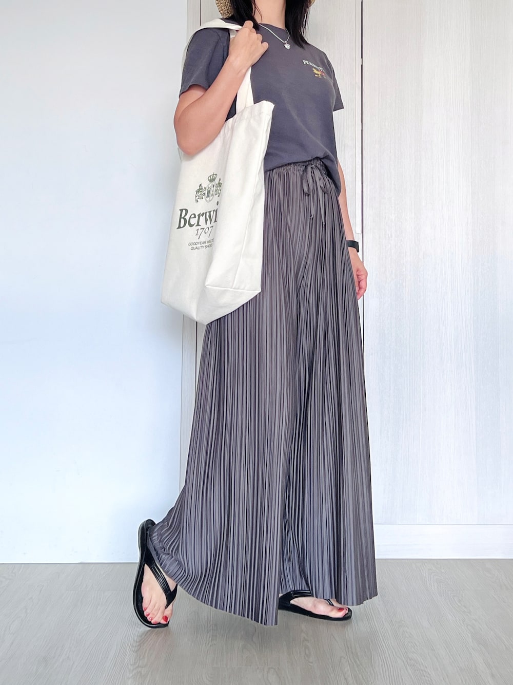 「シンプルコーデ、シンプル、低身長、低身長コーデ、きれいめカジュアル、ラクチンコーデ、むぎわら帽子、台湾、台北、台灣、穿搭、草帽、買い物、ご近所コーデ、ビーサン」｜「UNIQLOのアイテム（Tシャツ/カットソー、グレー系）」を使った、Amyさん（骨格ストレート・レディース・155cm）の夏コーディネートの1枚目の写真