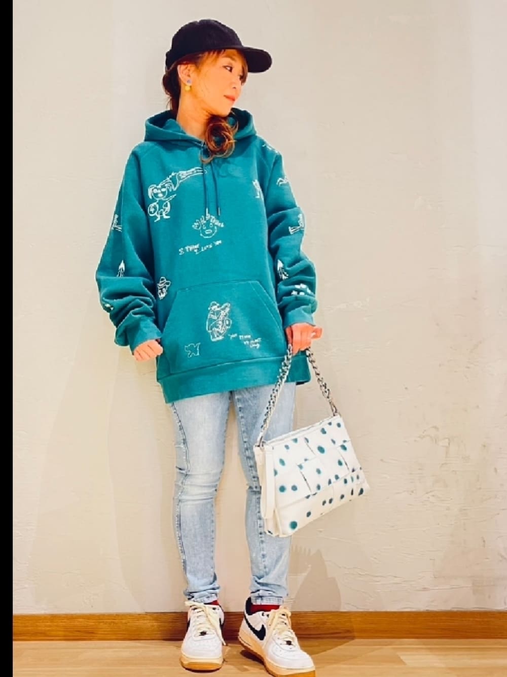 「Desigual、デシグアル、春コーデ、デニム、休日スタイル、カジュアル、今日のコーデ、スニーカー、メンズライク、パーカー」｜「Desigualの刺繍 フーディ（スウェット、グリーン系）」を使った、Desigual 岐阜 STAFFさん（レディース・159cm）の春コーディネートの1枚目の写真