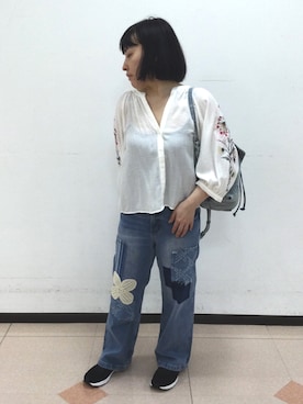「Desigual（デシグアル）の刺繍入りボタン付きブラウス（シャツ/ブラウス、ホワイト系）」を使った、Desigual立川STAFFさん（レディース・150cm）の春コーディネート