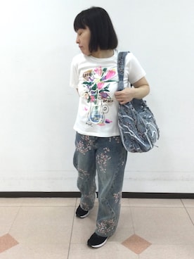 「Desigual（デシグアル）のフラワーベースグラフィックコットンTシャツ（Tシャツ/カットソー、ホワイト系）」を使った、Desigual立川STAFFさん（レディース・150cm）の春コーディネート