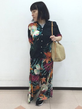 「Desigual（デシグアル）のトロピカルプリントボウリングシャツ（シャツ/ブラウス、ブラック系）」を使った、Desigual立川STAFFさん（レディース・150cm）の春コーディネート