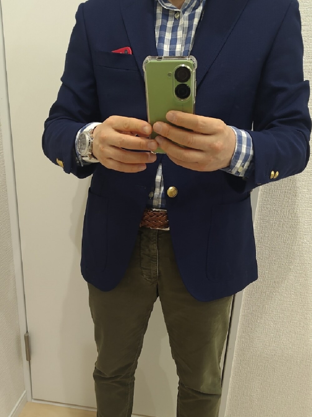 「自宅、自宅にて」｜「INCOTEXのアイテム（チノパンツ、グリーン系）」を使った、akirabnr32vさん（メンズ・166cm）の春コーディネートの1枚目の写真