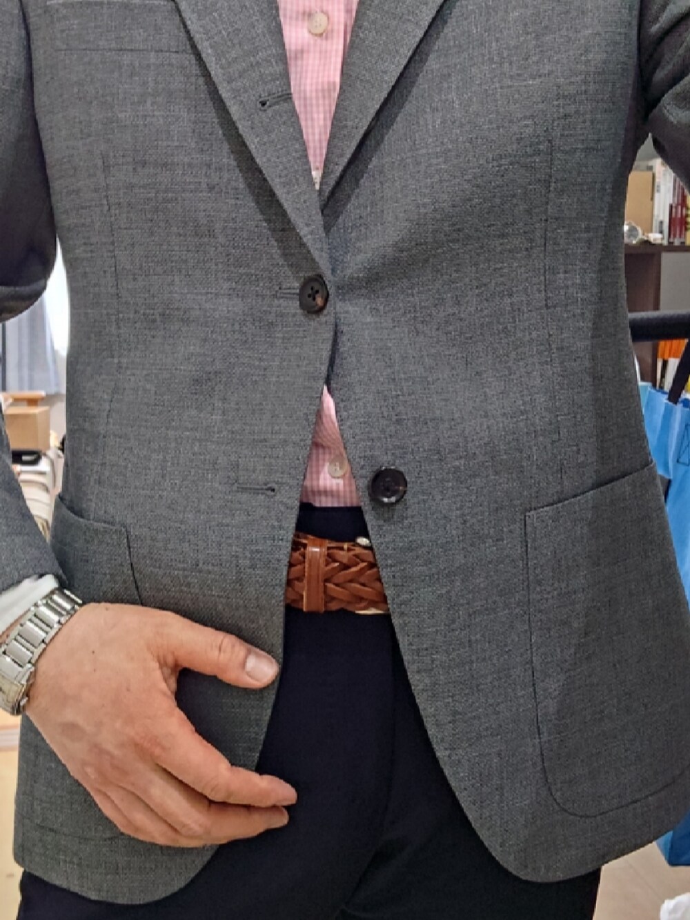「自宅にて」｜「Finamoreのアイテム（シャツ/ブラウス、ピンク系）」を使った、akirabnr32vさん（メンズ・166cm）の春コーディネートの1枚目の写真