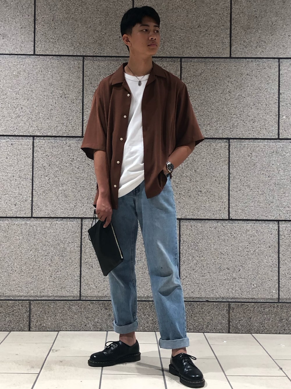 「休日スタイル、お出かけコーデ、今日のコーデ、Dr.Martens、ジーンズ、茶シャツ、でにむ、冬春コーデ、春コーデ、茶色コーデ」｜「Levi'sのLevi’s 550（デニムパンツ、ブルー系）」を使った、totmotomoさん（メンズ・183cm）の秋コーディネートの1枚目の写真