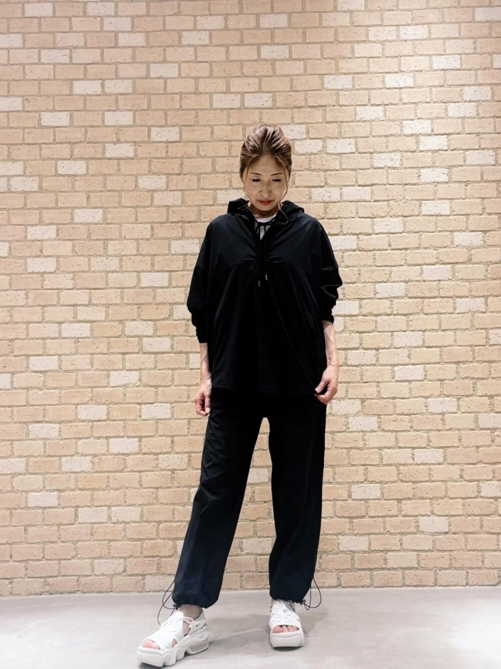 ブラック系のその他パンツ、ホワイト系のタンクトップ、ブラック系のパーカーを着用したレディースの夏コーディネートの1枚目の写真