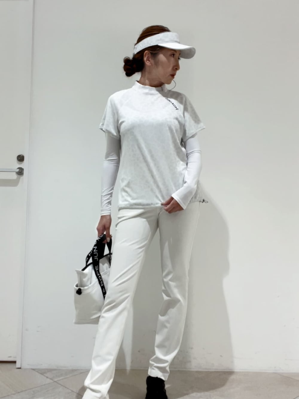 「モテコーデ、エンジョイゴルフ、接待ゴルフ、初心者ゴルファー、卒業式コーデ、POP UP、JUN AND ROPÉ、ストレート、イエベ秋、混合、トップス、Tシャツ/カットソー、パンツ、バッグ、ハンドバッグ」｜「JUN&ROPE'のアニマル柄ラインストーンバイザー（サンバイザー、グレー系）」を使った、MAMIさん（レディース・163cm）の春コーディネートの1枚目の写真