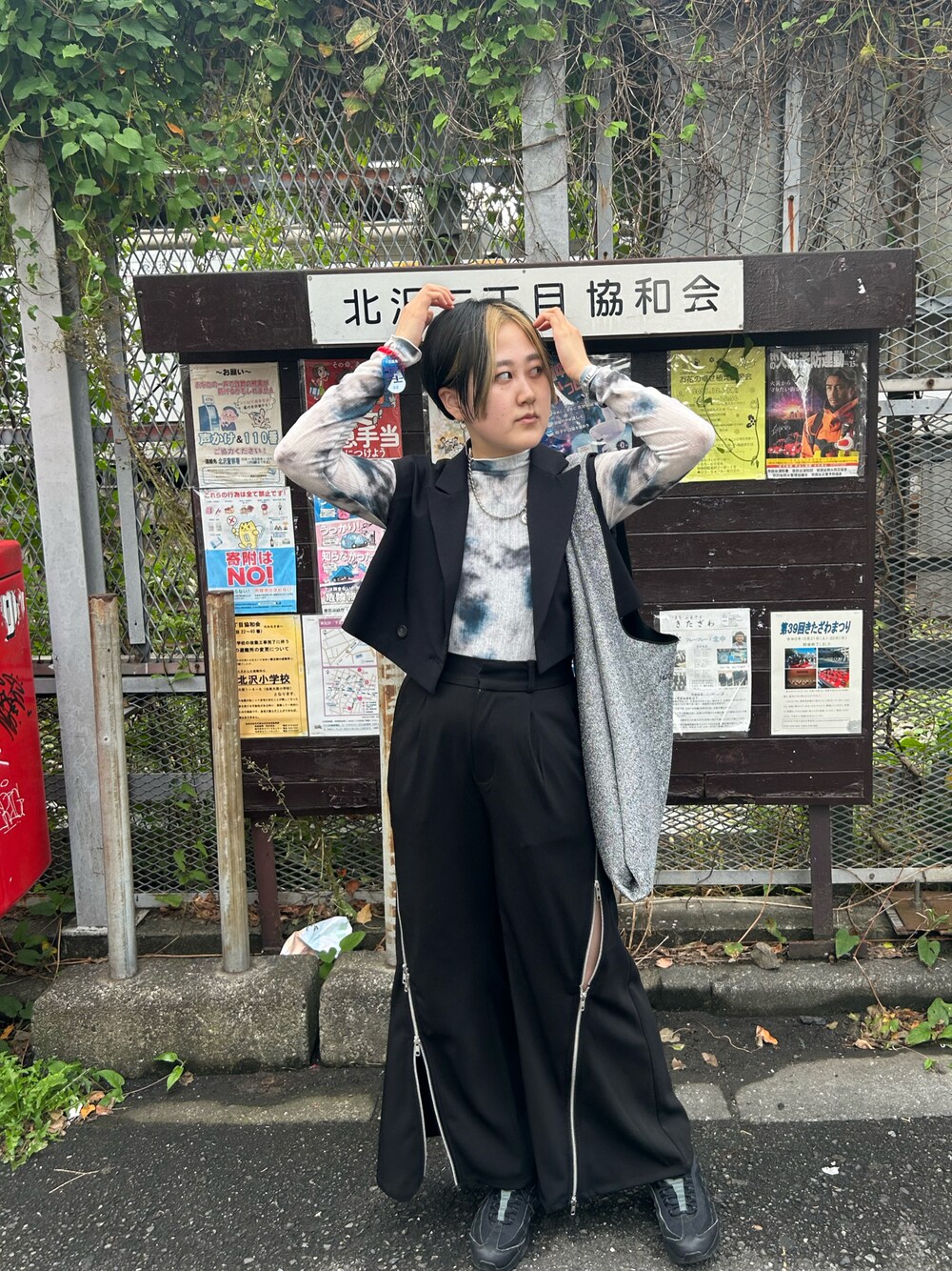 ブラック系のその他パンツ、ホワイト系のTシャツ/カットソー、ブラック系のその他アウターを着用したレディースの秋コーディネートの1枚目の写真