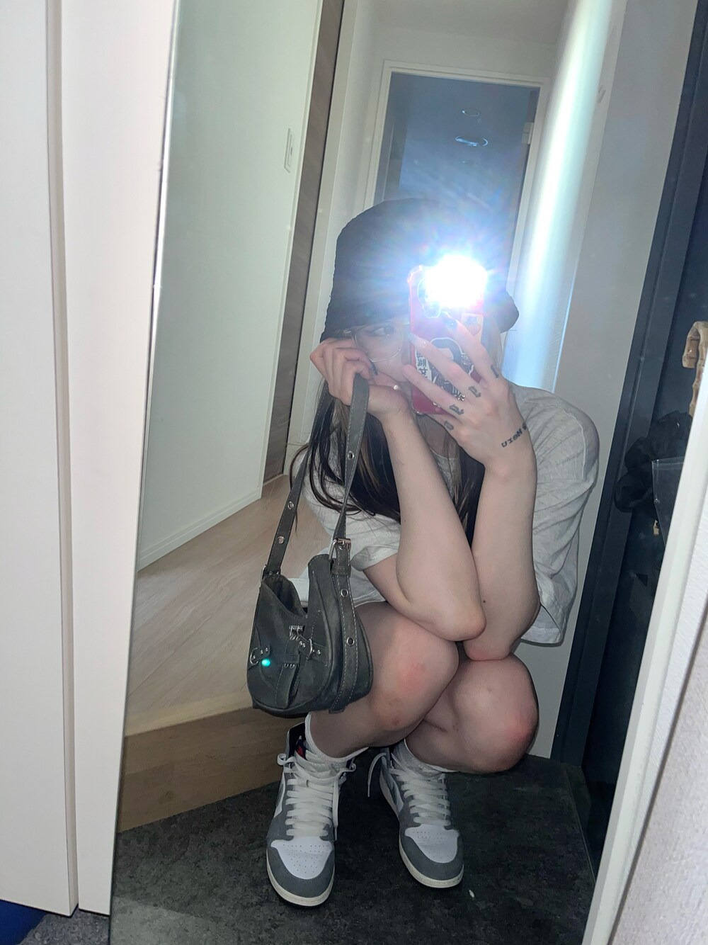 「ロゴT、休日スタイル、夏コーデ、パンツコーデ、おしゃれさんと繋がりたい、夏服、高身長コーデ、Tシャツコーデ、ラクチンコーデ、プチプラ、韓国コーデ、ストリートコーデ、SHEINコーデ、ストリートファッション、バイカーショーツ」｜「Sheinのアイテム（ハット、ブラック系）」を使った、tkskek17さん（骨格ナチュラル・レディース・164cm）の春コーディネートの1枚目の写真