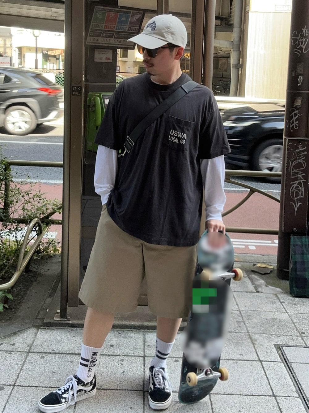 「休日スタイル、UNIQLO、レイヤードスタイル、スニーカー、バンズ、ショートパンツ、ハーフパンツ、キャップ、古着MIX、古着」｜「VINTAGEのアイテム（キャップ、ベージュ系）」を使った、ushikunさん（メンズ・173cm）の春コーディネートの1枚目の写真