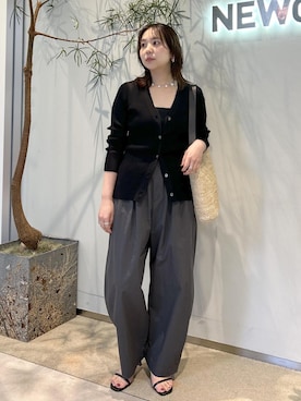 「SALON adam et rope'（サロン アダム エ ロペ）の【WEB限定】シアーリブニットVネックカーディガン（カーディガン/ボレロ、ブラック系）」を使った、Natsuさん（レディース・158cm）の春コーディネート