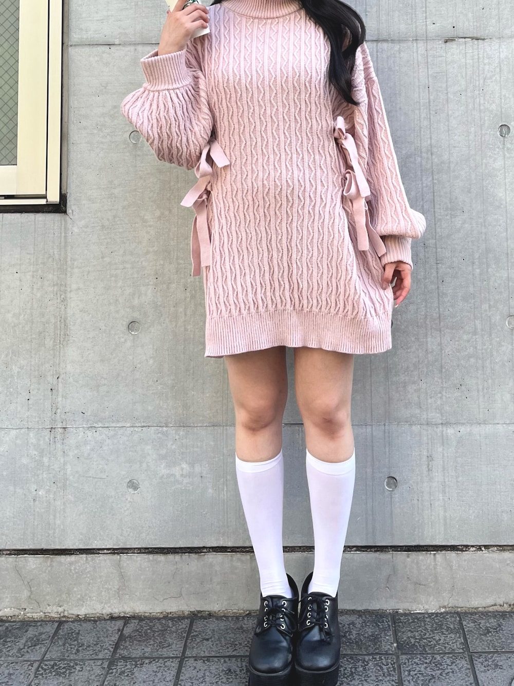 「ニットワンピース、titty&Co.、ファッションを楽しもう、秋服コーデ、ワンピーススタイル、ワンピース、デート/ロマンティック、デートスタイル（WOMEN）」｜「TITTY&CO.の【TITTY&CO.】ニットリボンワンピース（ワンピース、ピンク系）」を使った、TITTY&CO. staffさん（レディース・159cm）の秋コーディネートの1枚目の写真
