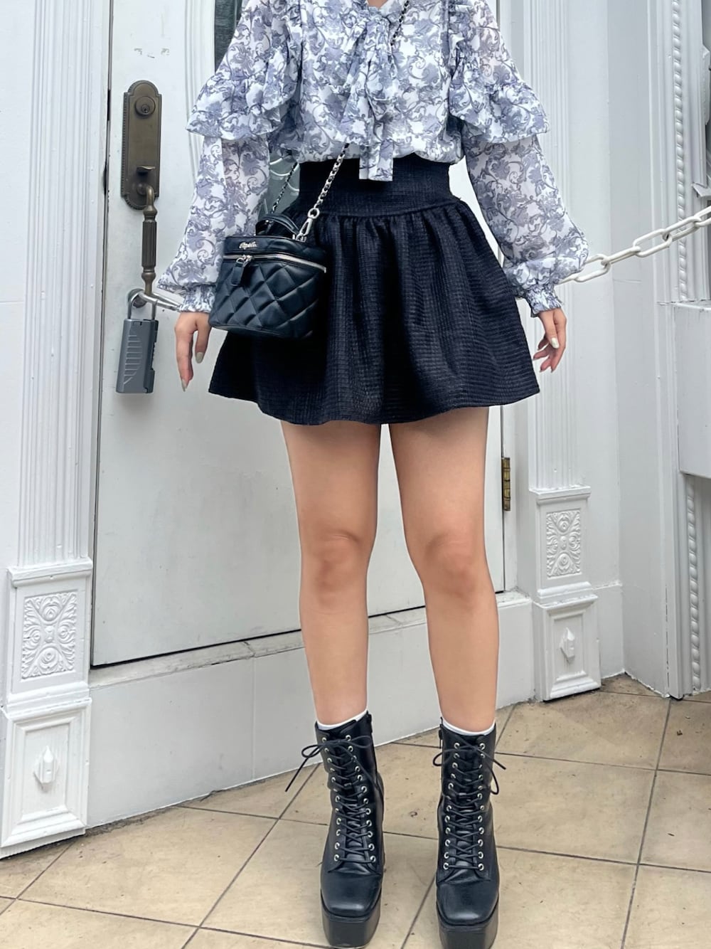 「ファッションを楽しもう、秋服、秋服コーデ、ブラウス、ミニスカート、ブラックコーデ、ダマスク柄」｜「TITTY&CO.の【TITTY&CO.】フリルスリーブブラウス（シャツ/ブラウス、ブラック系）」を使った、TITTY&CO. staffさん（レディース・164cm）の秋コーディネートの1枚目の写真
