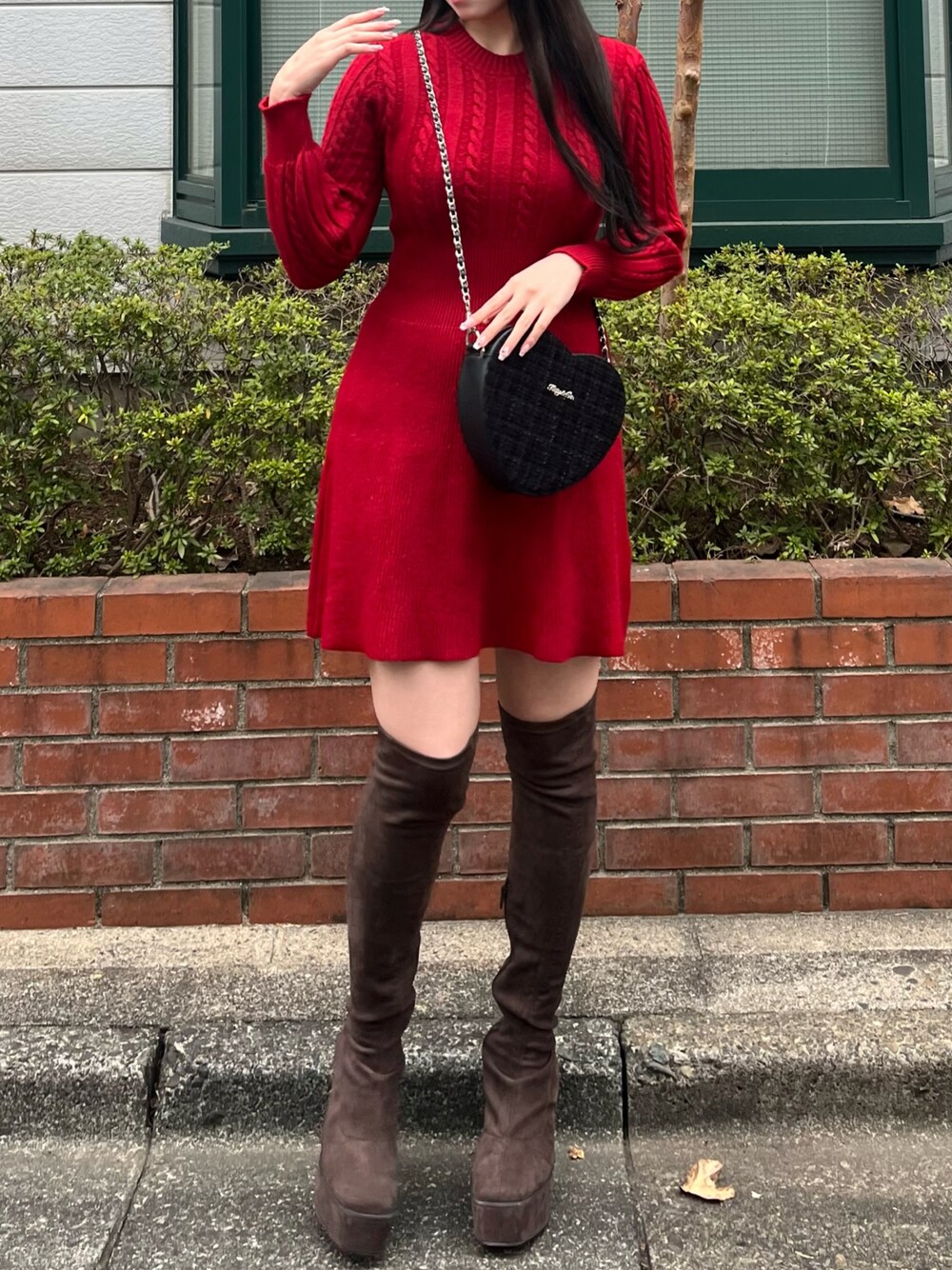 「ファッションを楽しもう、ニット、ニットワンピ、レトロ、レトロワンピース」｜「titty＆Co. PETITの【titty&Co.PETIT 】ウエストリブケーブルニットワンピース（ワンピース、ホワイト系）」を使った、TITTY&CO. staffさん（レディース・159cm）の秋コーディネートの1枚目の写真