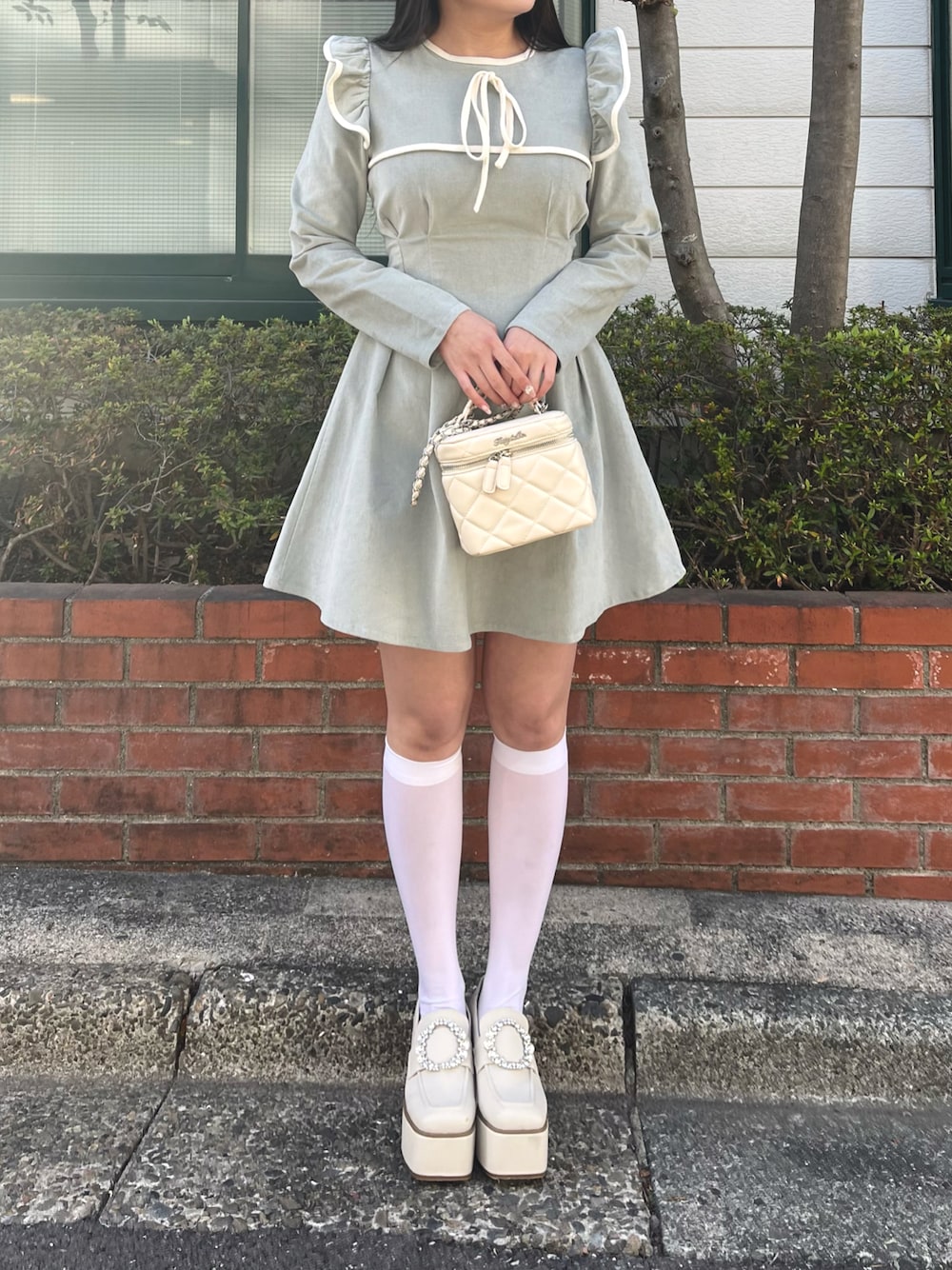 「秋冬コーデ、titty&Co.、ワンピース、ワンピーススタイル、お出かけコーデ、参戦服」｜「TITTY&CO.の【2色展開】コーデュロイフリルワンピース（ワンピース、グレー系）」を使った、TITTY&CO. staffさん（レディース・159cm）の冬コーディネートの1枚目の写真