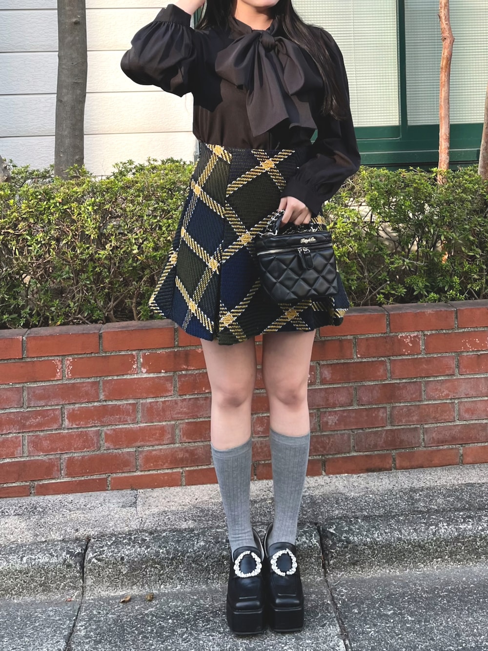「ファッションを楽しもう、フェミニンコーデ、フェミニン、フェミニンスタイル、titty&Co.、デート/ロマンティック、デート、デートコーデ」｜「TITTY&CO.の【TITTY&CO.】バルーン袖ブラウス（シャツ/ブラウス、ブラック系）」を使った、TITTY&CO. staffさん（レディース・159cm）の秋コーディネートの1枚目の写真
