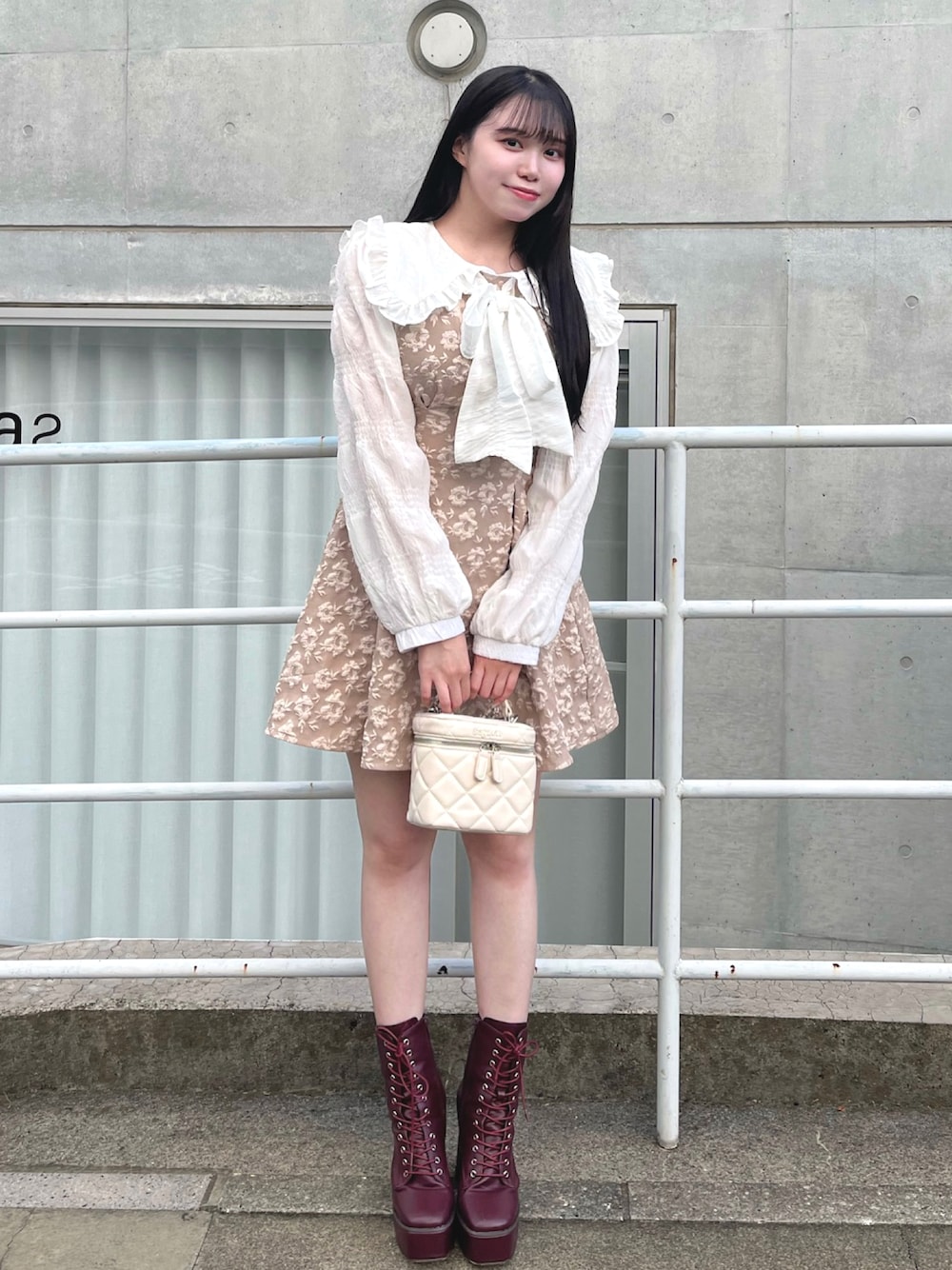 「ワンピース、秋のコーデ、ジャガード、花柄、リボン、ガーリー、フレンチガーリー、バニティバッグ」｜「TITTY&CO.の【TITTY&CO.】 フラワージャガードフリルカラー長袖ワンピース（ワンピース、ベージュ系）」を使った、TITTY&CO. staffさん（レディース・159cm）の秋コーディネートの1枚目の写真
