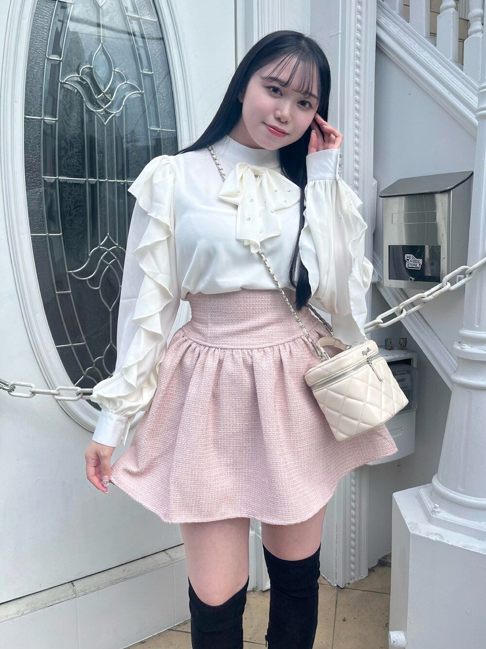 「ファッションを楽しもう、titty&Co.、着回しコーデ、お出かけコーデ、ガーリー、ガーリーコーデ、ガーリースタイル」｜「TITTY&CO.の【 TITTY&CO. 】ビジュー付きブラウス（シャツ/ブラウス、ホワイト系）」を使った、TITTY&CO. staffさん（レディース・153cm）の秋コーディネートの1枚目の写真