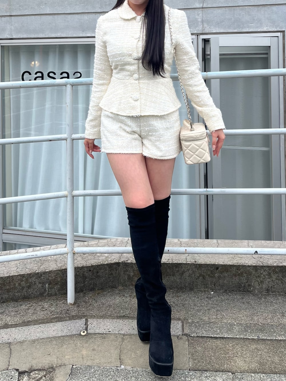 「ファッションを楽しもう、セットアップ、デート/ロマンティック、デートスタイル（WOMEN）、titty&Co.、ガーリー、ガーリーコーデ、お出かけコーデ」｜「TITTY&CO.の【TITTY&CO.】ツイードぺプラムジャケット（ジャケット/アウター、ホワイト系）」を使った、TITTY&CO. staffさん（レディース・159cm）の秋コーディネートの1枚目の写真