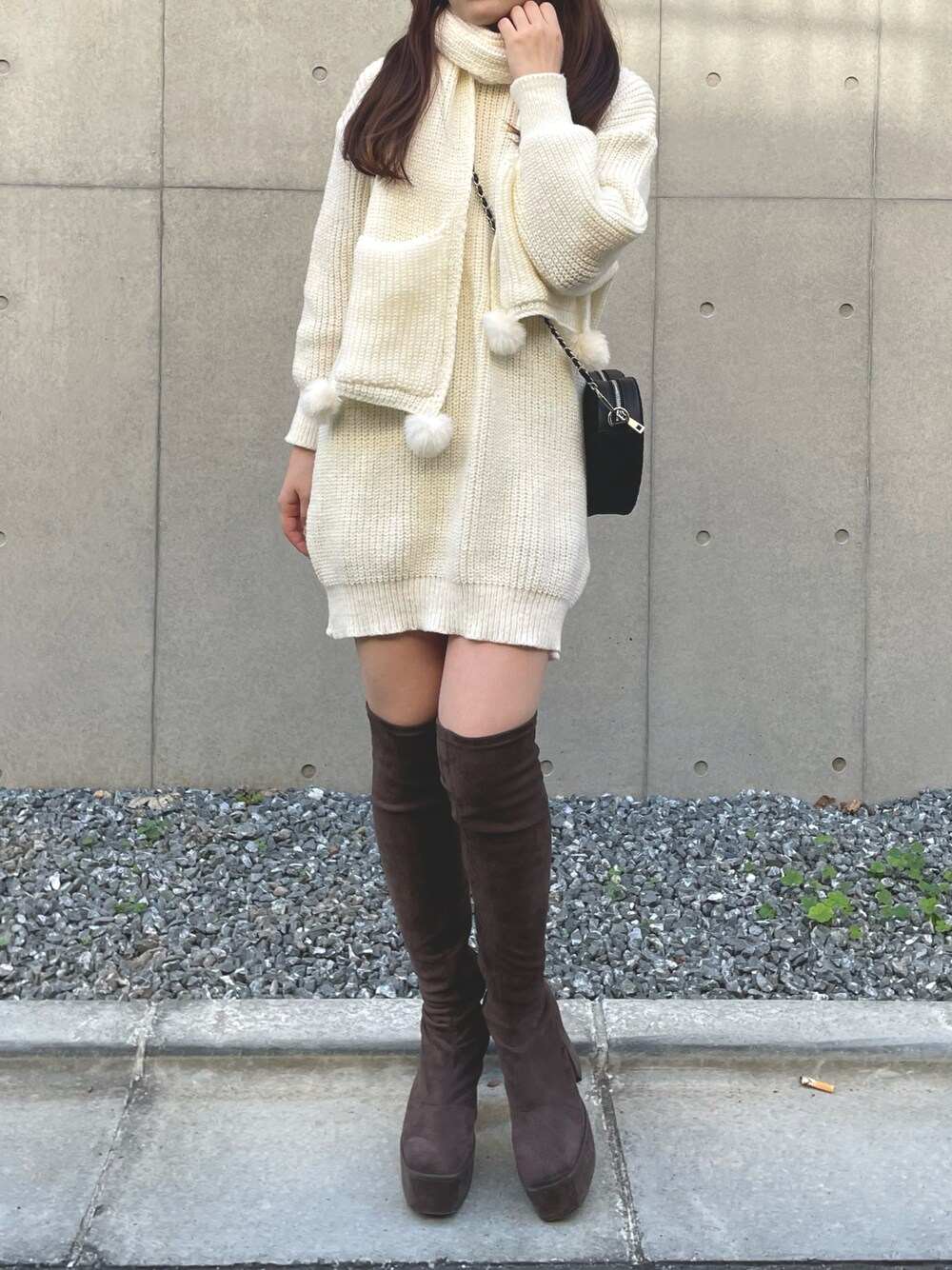 「ファッションを楽しもう、ワンピース、ワントーンコーデ、ニットワンピース、マフラー、ニーハイブーツ」｜「titty＆Co. PETITの【titty&Co.PETIT 】ケーブルポンポンニットワンピース（ワンピース、ホワイト系）」を使った、TITTY&CO. staffさん（レディース・153cm）の秋コーディネートの1枚目の写真
