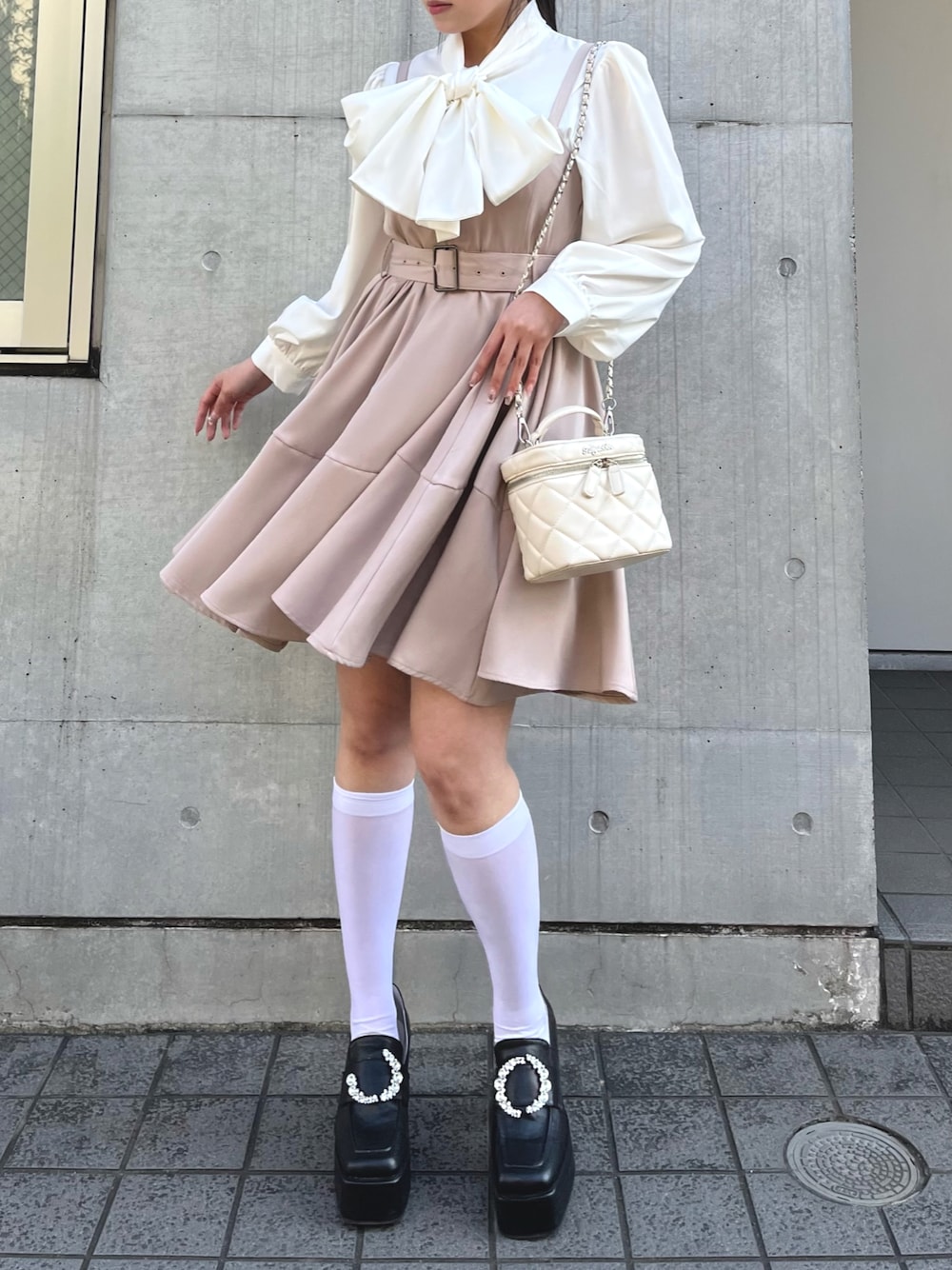 「参戦服、参戦コーデ、参戦服コーデ、ライブコーデ、ライブ、量産型、量産型コーデ、量産型女子」｜「TITTY&CO.の【TITTY&CO.】ビックリボンブラウス（シャツ/ブラウス、ホワイト系）」を使った、TITTY&CO. staffさん（レディース・159cm）の秋コーディネートの1枚目の写真